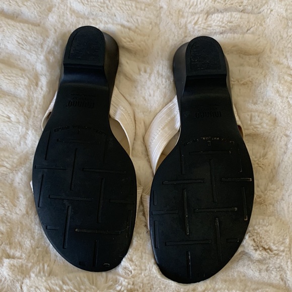 Munro Sandals. Size 8. White elastic upper. 1 1/2” Heel. Super comfortab… - Picture 5 of 8